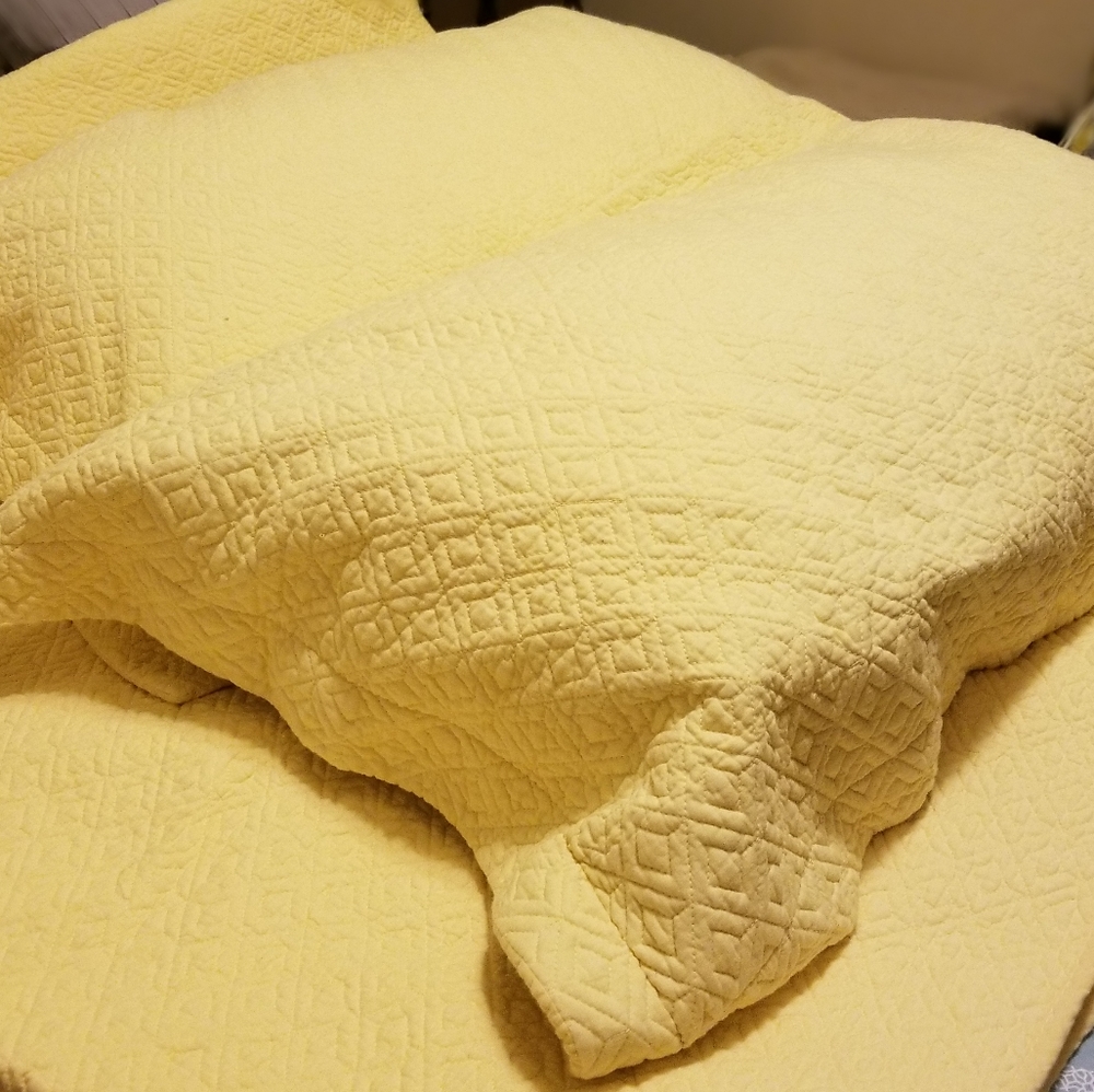King size yellow quilt with shams